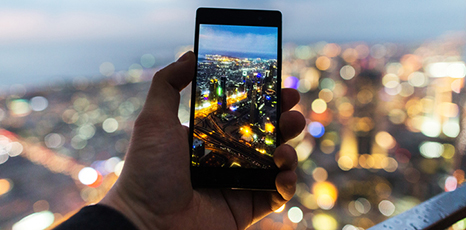 Persona fotografa con lo smartphone il panorama di Dubai