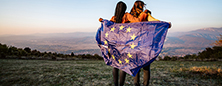 Due persone con la bandiera dell'Unione Europea