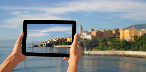 Tablet fotografa una città sul mare