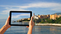 Tablet fotografa una città sul mare