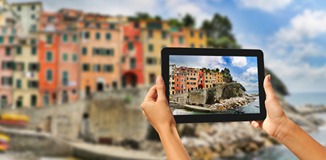 Tablet fotografa un borgo di case colorate