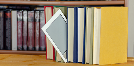 Lettore di ebook in una libreria