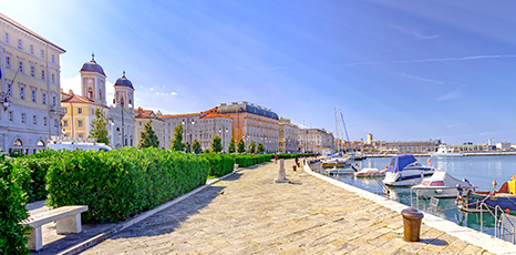 Passeggiata sul porto a Trieste
