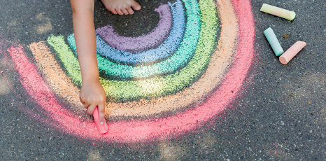 Bambino disegna un arcobaleno