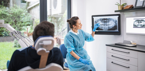 Dentista mostra una radiografia a un paziente